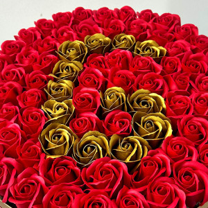Aranjament floral personalizat cu litera G, in cutie rotunda aurie cu 75 trandafiri de sapun - Img 2