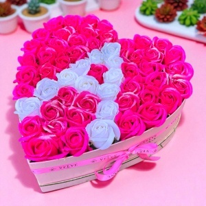 Aranjament floral personalizat cu litera, in cutie inima roz, 49 trandafiri de sapun, Fucsia-Alb cu sclipici - Img 5