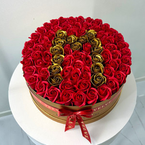 Aranjament floral personalizat cu litera M, in cutie rotunda aurie cu 75 trandafiri de sapun - Img 2