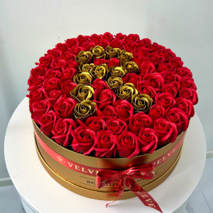 Aranjament floral personalizat cu litera R, in cutie rotunda aurie cu 55 trandafiri de sapun - Img 3