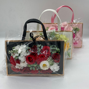 Aranjament floral in forma de poseta cu flori de sapun, 27 x 16 x 9 cm, rosu