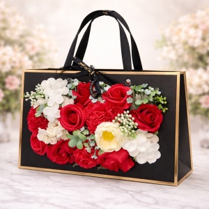 Aranjament floral premium cu trandafiri de sapun rosii in geanta decorativa eleganta