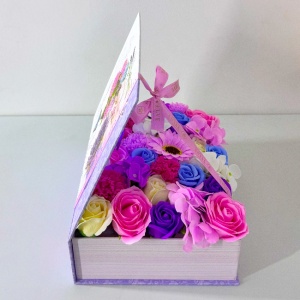 Aranjament floral Book, trandafiri, floarea soarelui, hortensie si garoafe de sapun,