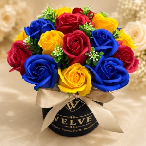Aranjament floral premium in cutie de catifea neagra cu trandafiri de sapun Tricolor - Img 2