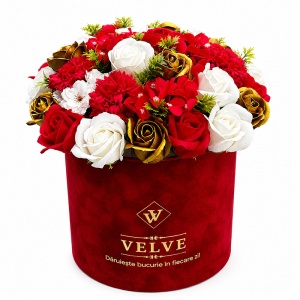 Aranjament floral premium in cutie de catifea rosie, cu trandafiri de sapun, garoafe si flori de cires