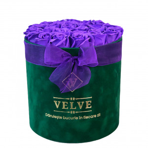 Aranjament floral Radiance, in cutie rotunda verde, cu 25 trandafiri mov din sapun