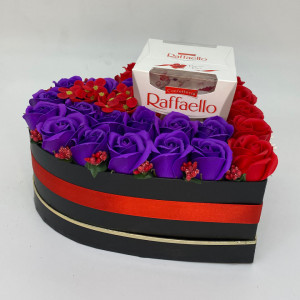 Aranjament floral Raffaello Red Mauve, cutie inima cu trandafiri de sapun, hortensii si bomboane Raffaello