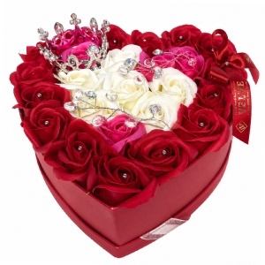 Aranjament floral Royal cu 25 trandafiri de sapun, coroana regala argintie si accesorii de lux, in cutie in forma de inima, Rosu-Roz-Alb