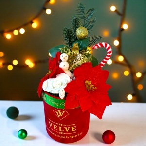 Aranjament floral Snowman Delight, cu flori festive si decoratiuni de Craciun, in cutie rosie