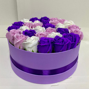 Aranjament floral Special Color cu 31 trandafiri sapun, mov-alb