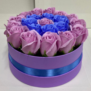 Aranjament floral Special Eternity in cutie rotunda cu 21 trandafiri sapun Roz-bleu
