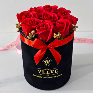 Aranjament floral Treasure Love cu noua trandafiri de sapun, stamine aurii, in cutie neagra de catifea, Rosu 2