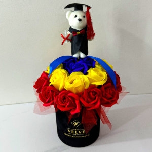 Aranjament floral Tricolor, drapelul Romaniei cu trandafiri din sapun, in cutie rotunda