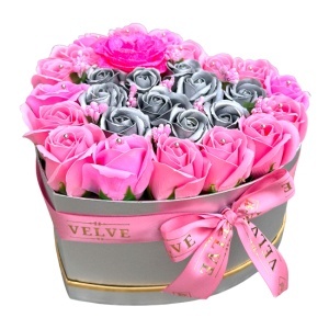 Aranjament floral VLV, cu trandafiri de sapun, accente decorative si perlute, in cutie tip inima, Roz-Argintiu - Img 6