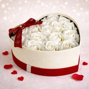 Aranjament floral White Love cutie inima cu 15 trandafiri de sapun, Alb