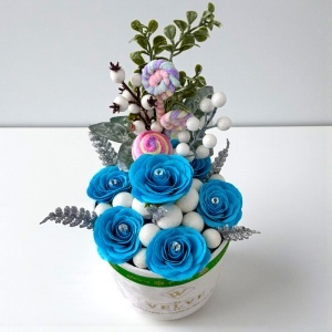 Aranjament Floral Winter Blue cu trandafiri de sapun, globuri decorative si accente argintii, in cutie de catifea alba - Img 5
