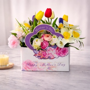 Aranjament floral Ziua Mamei cu lalele si narcise artizanale, esarfa eleganta si brosa fluture