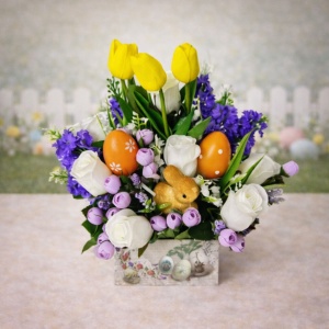 Aranjament handmade Happy Eggs, cu plante artizanale, lalele, trandafiri, liliac, oua si iepuras, cu tematica Pascala, Galben