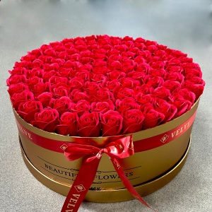Aranjament mare floral, Breeze Royal, cu 135 trandafiri de sapun, in cutie rotunda aurie, Rosu, Diametru 50 cm