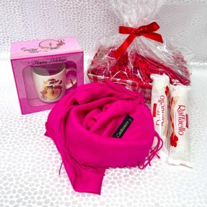 Boo Basket cu set cana din ceramica si lingurita, Esarfa dama si praline Raffaello, in cosulet imprimat, Roz - Img 5
