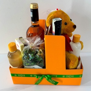 Pachet Orange cu ursulet de plus 20cm, sticla de vin Crama Ceptura 750ml, crema de whiskey Angelli 500ml, plante decorative parfumate, ciocolata Raffaelo, ciocolata Ferrero Rocher, gel de dus 250ml, lotiune de corp 250 ml, crema de maini 50ml- Vivian Gray
