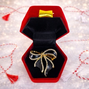 Brosa martisor tip funda, in cutie eleganta, negru - Img 2