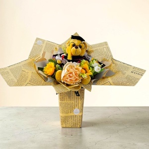 Buchet absolvire 2026 Graduate cu ursulet de plus, flori artificiale si selectie dulciuri - Img 5