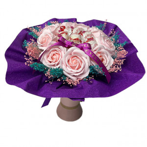 Buchet cadou Delice, cu 8 praline Raffaello, 9 trandafiri de sapun și broom natural criogenat