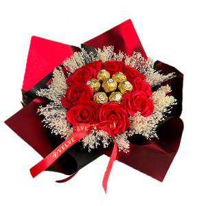 Buchet cadou Delice, cu pancarta si text, 7 praline Ferrero, 9 trandafiri de sapun și broom natural criogenat