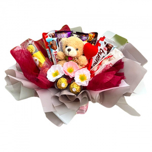 Buchet cadou Delice femei, cu dulciuri Ferrero, Raffaello si Kinder, ursulet de plus, inimioara si flori de sapun