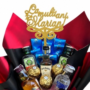Buchet Delice pentru barbati, cu topper „La Multi Ani, Marian!”, 5 bauturi in miniatura si 3 praline Ferrero Rocher - Img 2