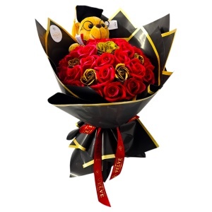 Buchet floral absolvire 2026 cu ursulet graduate si trandafiri de sapun rosu-auriu, pe suport, 40x40 cm