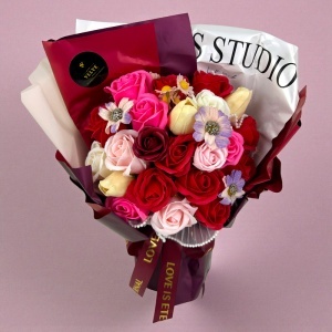Buchet floral Eternal din flori artizanale, trandafiri si lalele de sapun, 22x30 cm, Rosu - Img 7