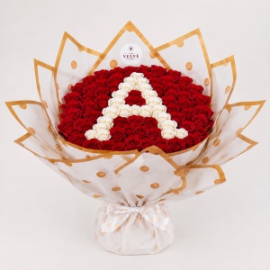 Buchet floral personalizat cu litera din 65 trandafiri de sapun, Rosu- Alb