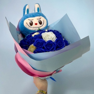 Buchet floral premium cu 35 trandafiri de sapun, iepuras plus in stil Labubu si LED, albastru crem, 50x30 cm - Img 6
