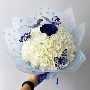 Buchet floral premium cu 51 trandafiri de sapun, fluturi decorativi si accente glitter, inaltime 45 cm, Alb - Albastru - Img 3