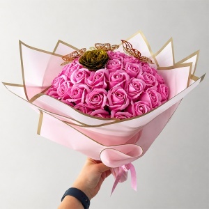 Buchet floral premium cu 51 trandafiri de sapun, fluturi decorativi si accente glitter, inaltime 45 cm, Roz - Auriu - Img 3