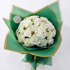 Buchet floral premium elegant cu 35 trandafiri de sapun albi si plante artizanale, 50x30 cm - Img 2