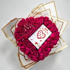 Buchet floral premium Heart Fucsia in forma de inima cu 51 trandafiri de sapun si bomboane Raffaello, 40 cm - Img 2