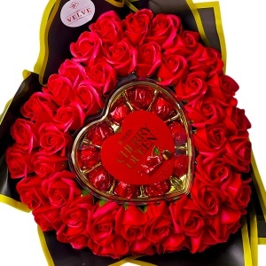Buchet floral premium Heart Red in forma de inima cu 43 trandafiri de sapun si bomboane Cherry Queen, 45 cm - Img 2