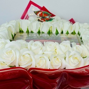 Buchet floral premium Heart White in forma de inima cu 61 trandafiri de sapun si bomboane Cherry in Dark Chocolate, 50 cm - Img 3