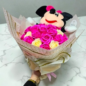 Buchet floral premium Minnie Mouse cu 31 trandafiri de sapun, 50 cm, Fucsia-Crem - Img 5