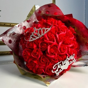 Buchet floral Royal Love cu 51 trandafiri de sapun, coronita decorativa si topper "Te iubesc", Rosu - Img 5
