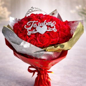 Buchet floral Royal Love cu 51 trandafiri de sapun, coronita decorativa si topper "Te iubesc", Rosu