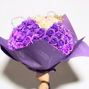 Buchet floral Royal Purple cu 101 trandafiri de sapun si accesorii decorative, 40 cm - Img 7