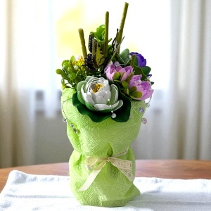 Buchet floral Symphony cu nuferi din sapun si artizanali, plante verzi decorative, cristale si sirag cu perle, Verde-Mov - Img 2