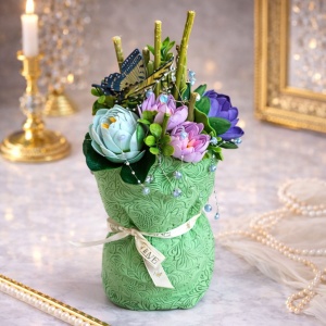 Buchet floral Symphony cu nuferi din sapun si artizanali, plante verzi decorative, cristale si sirag cu perle, Verde-Mov