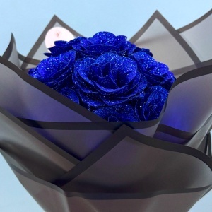 Buchet Glitter Roses cu 19 trandafiri albastri decorativi, buchet premium ambalat elegant, 40 cm - Img 5