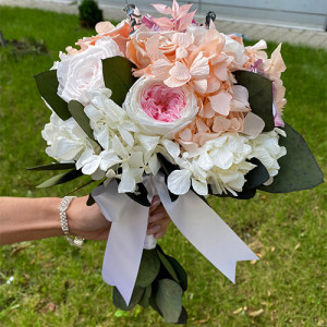 Buchet Mireasa Anastasia cu trandafiri si hortensii criogenate