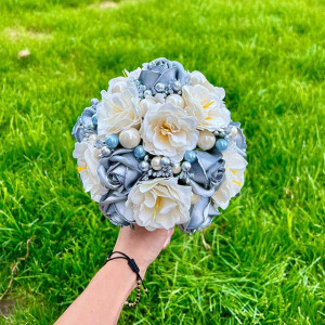 Buchet Mireasa Silver cu trandafiri, anemone si accesorii, silver-alb
